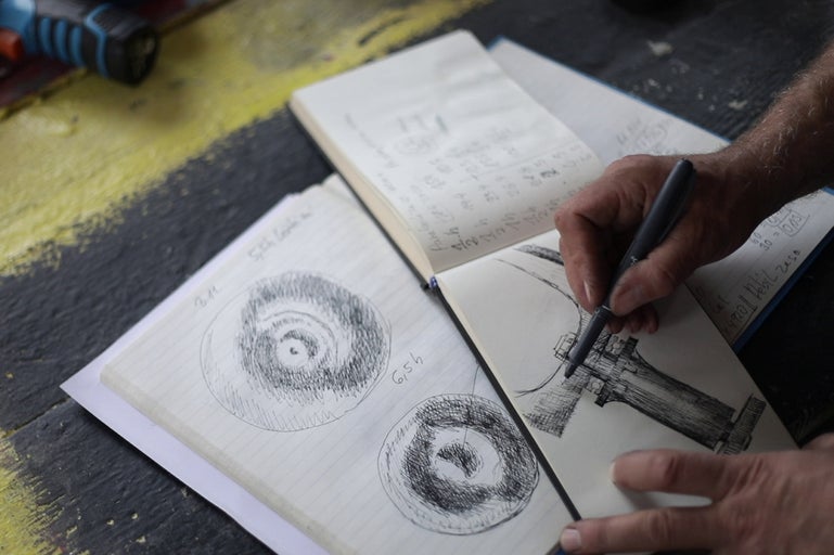 Skicák s kresbami a poznámkami, nakreslený perem