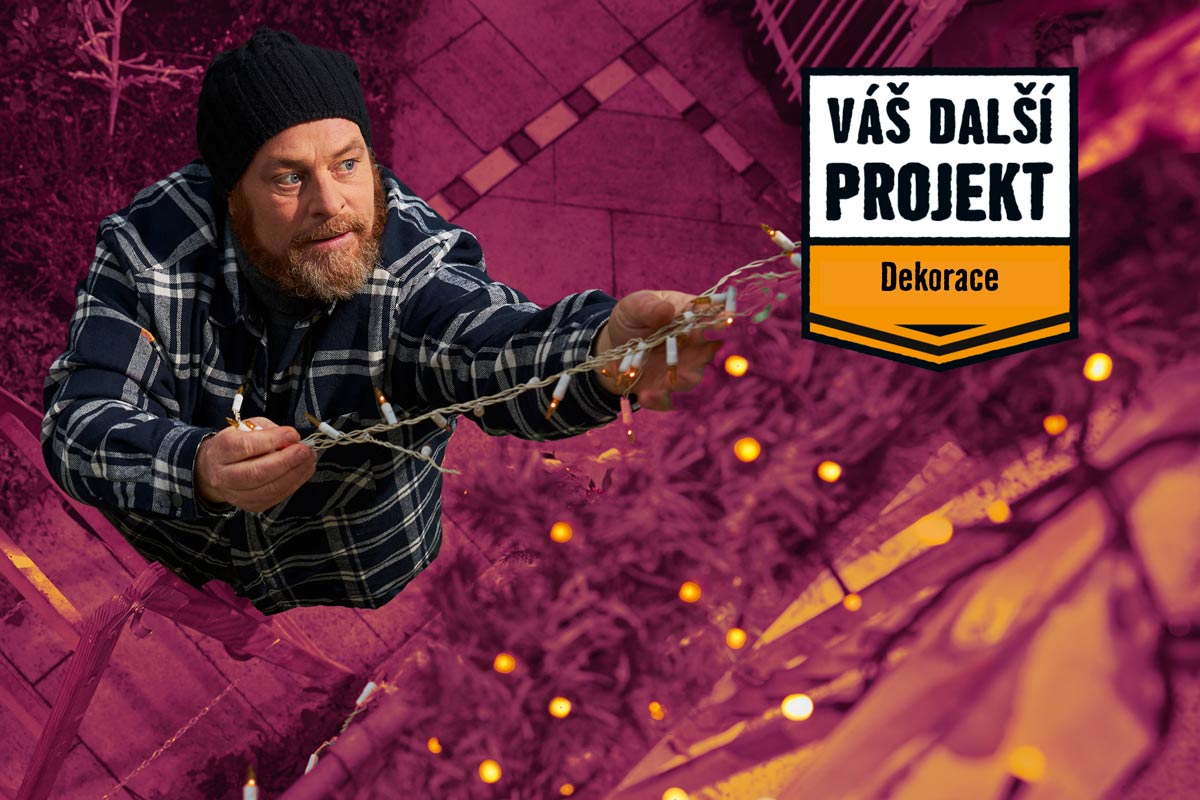 Muž s světelným řetězem pro dekorační projekt