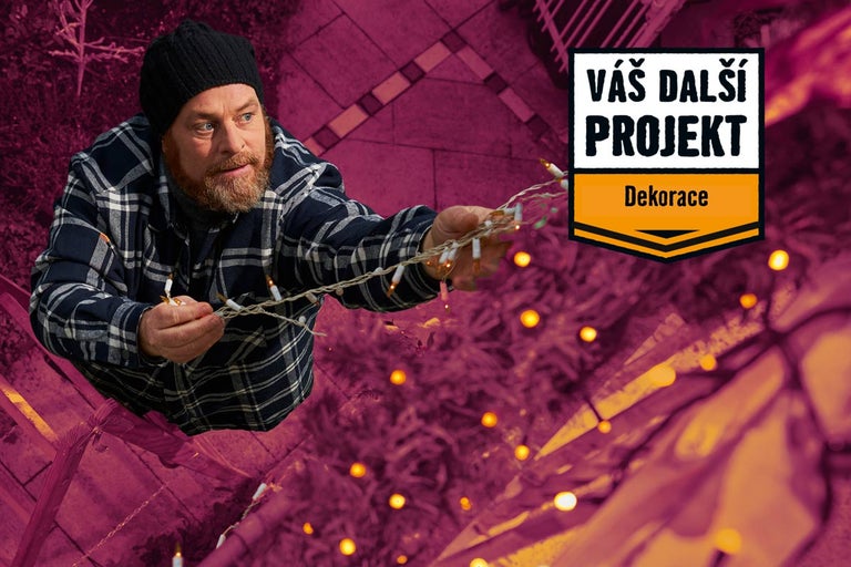 Muž s světelným řetězem pro dekorační projekt