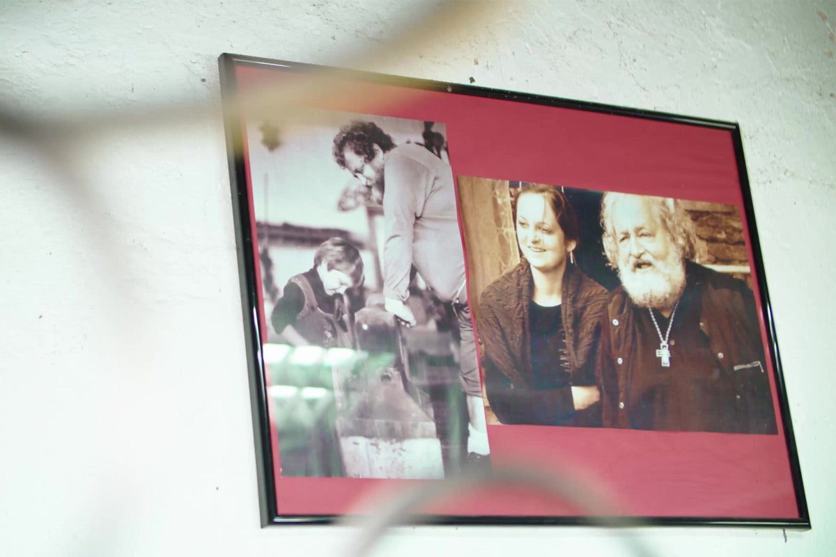 Zarámovaná fotografie s rodinnými portréty na zdi
