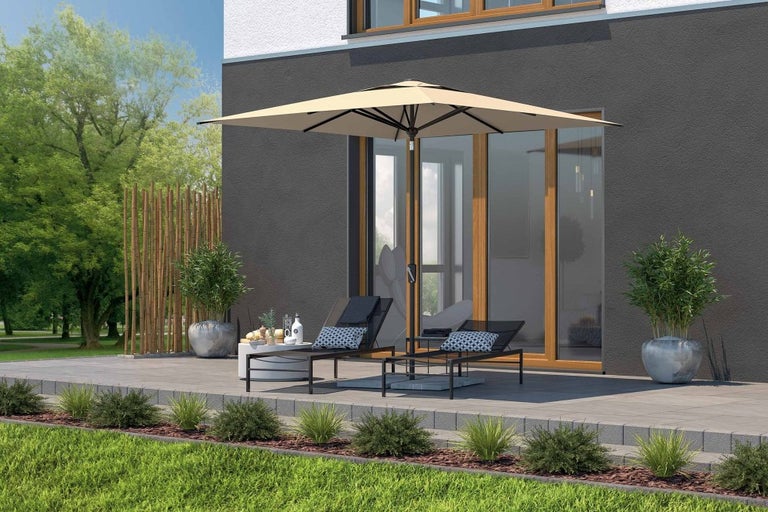 Terasa se slunečníkem, lehátky a rostlinami