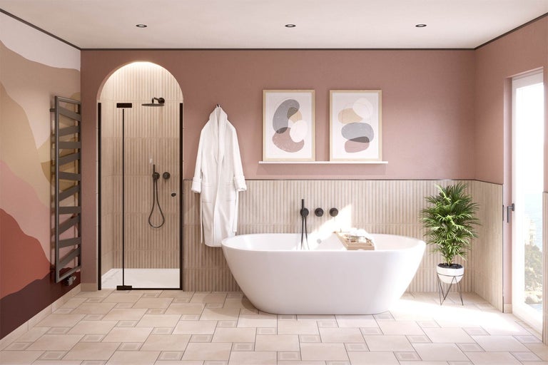 Světlá koupelna s vanou, sprchou, ohřívačem ručníků a dekorativními prvky pro relaxační atmosféru.