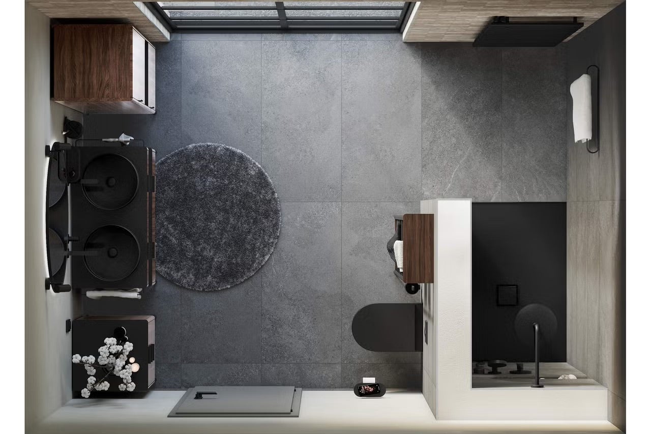 Pohled shora na koupelnu se sprchou, umyvadlem, toaletou a koupelnovým kobercem