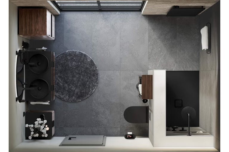 Pohled shora na koupelnu se sprchou, umyvadlem, toaletou a koupelnovým kobercem