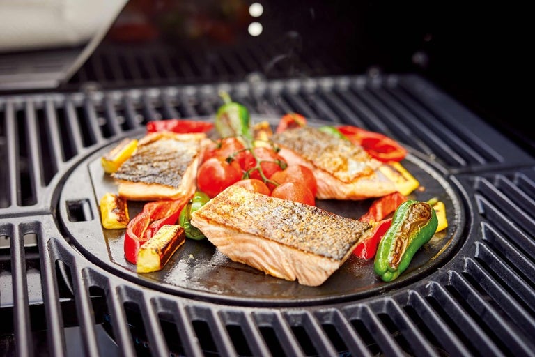 Grilovaný losos se zeleninou na grilu