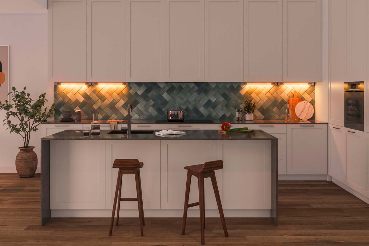 Moderní kuchyňská linka s ostrůvkem, barovými stoličkami, obkladem se vzorem rybí kosti a integrovaným osvětlením v elegantním designu.