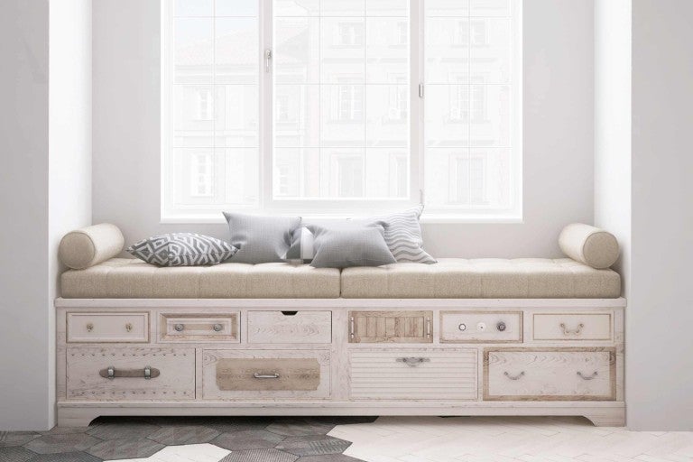 Lavice u okna s úložným prostorem a polštáři