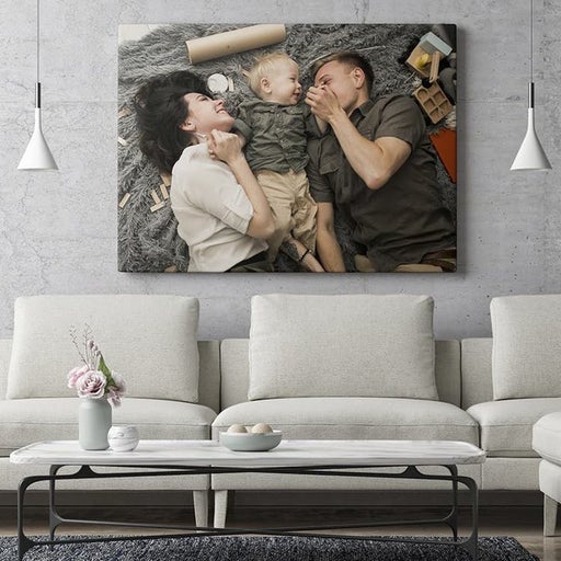 Plátno s rodinným motivem nad pohovkou