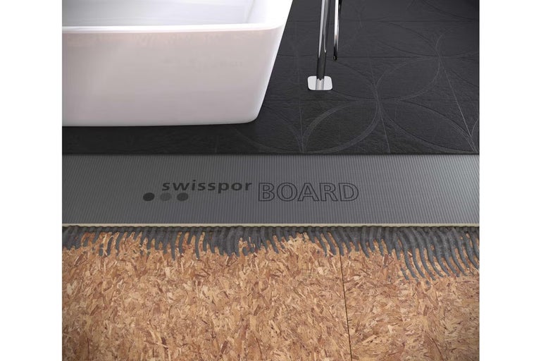 Konstrukční deska Swisspor Board v postupných vrstvách na OSB desce s lepidlem, na ní dlažba a vana.