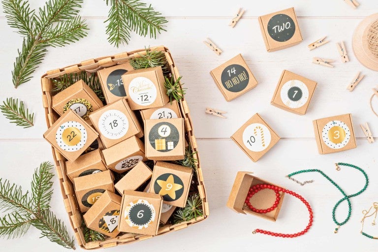 Adventní kalendář s malými krabičkami v košíku