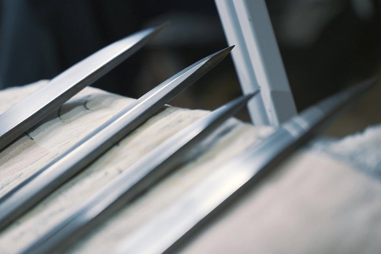 Detailní záběr čtyř kovových hrotů na povrchu