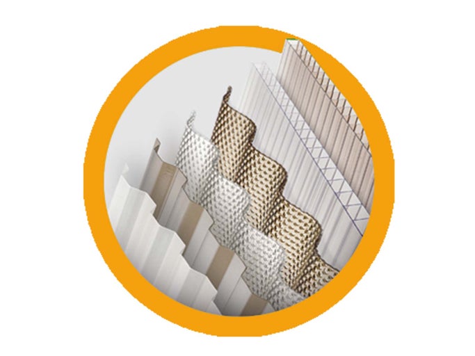 Řez různými plastovými střešními krytinami