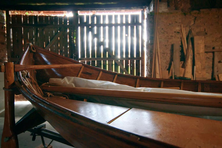 Dřevěná loď v dílně s dřevěnými vraty a nářadím