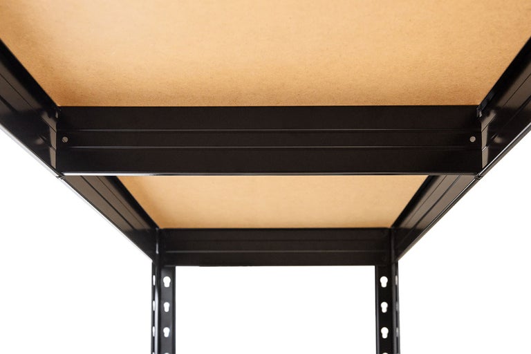 Detailní pohled na černý regál pro velké zatížení s dřevěnými policemi