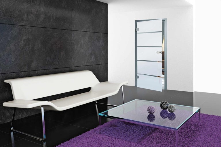 Světlý interiér s pohovkou, skleněným stolem a skleněnými dveřmi