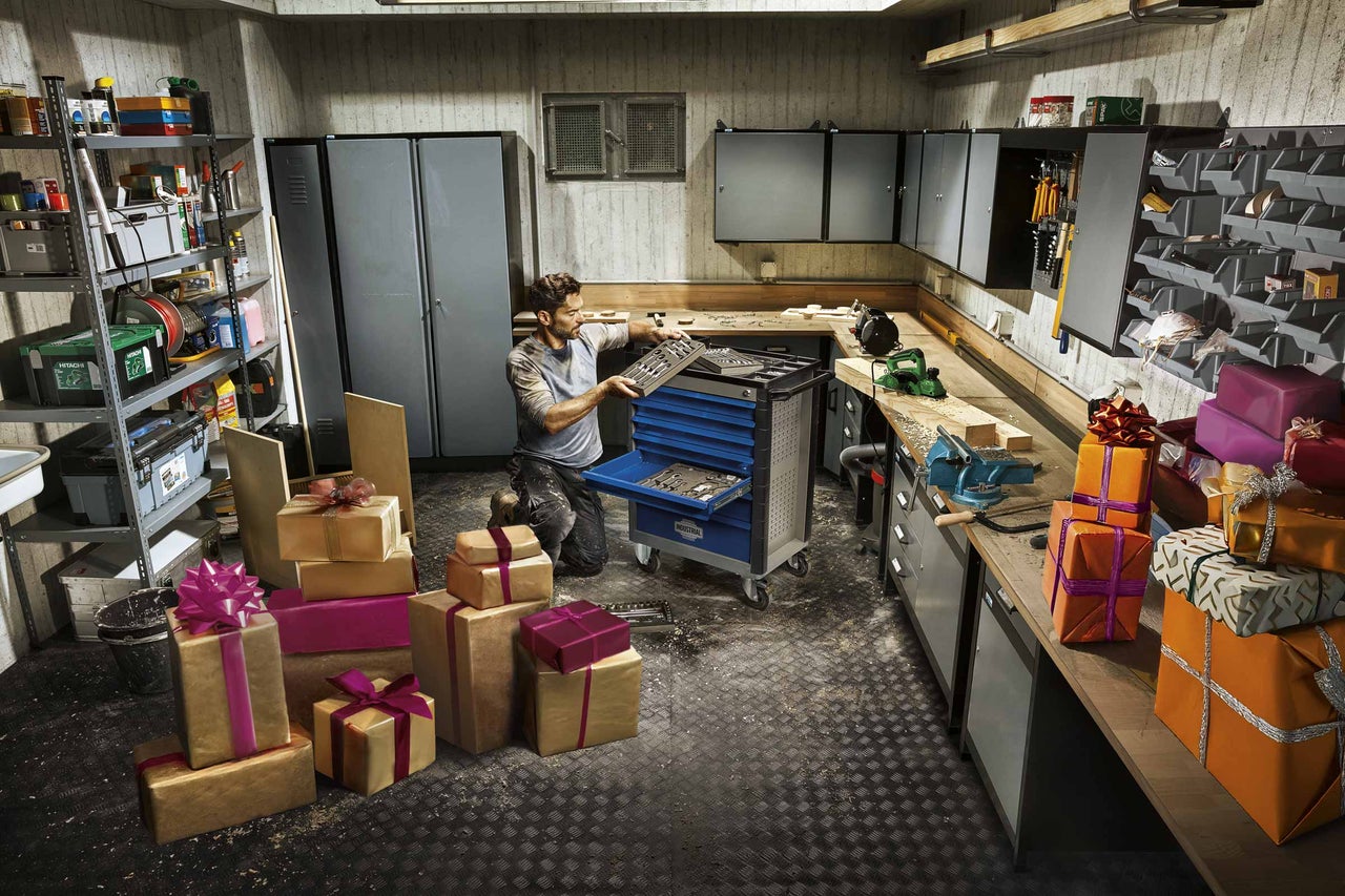 Uvodní obrázek - Muž v dílně se spoustou vánočních dárků