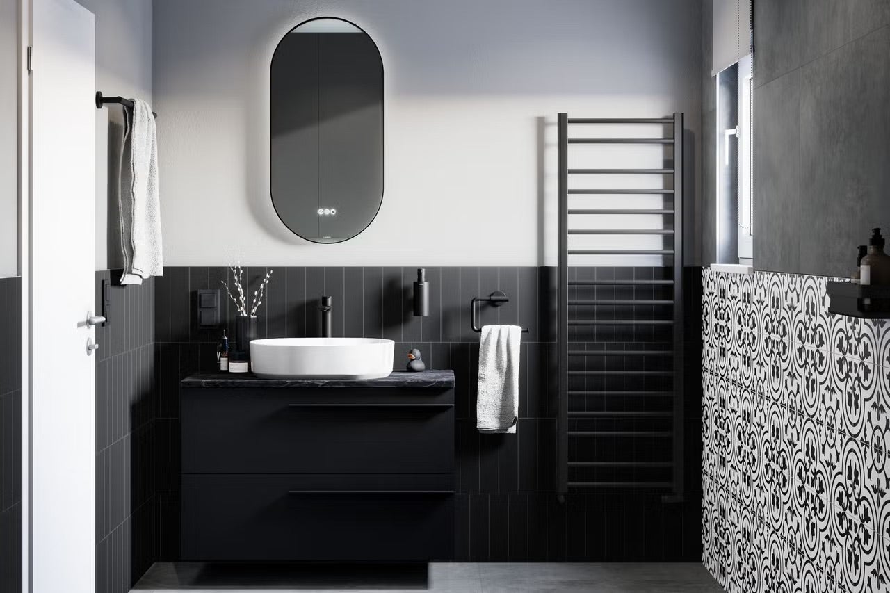 Moderní koupelna s umyvadlem, zrcadlem, topením a dlaždicemi v tmavých odstínech