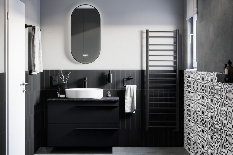 Moderní koupelna s umyvadlem, zrcadlem, topením a dlaždicemi v tmavých odstínech