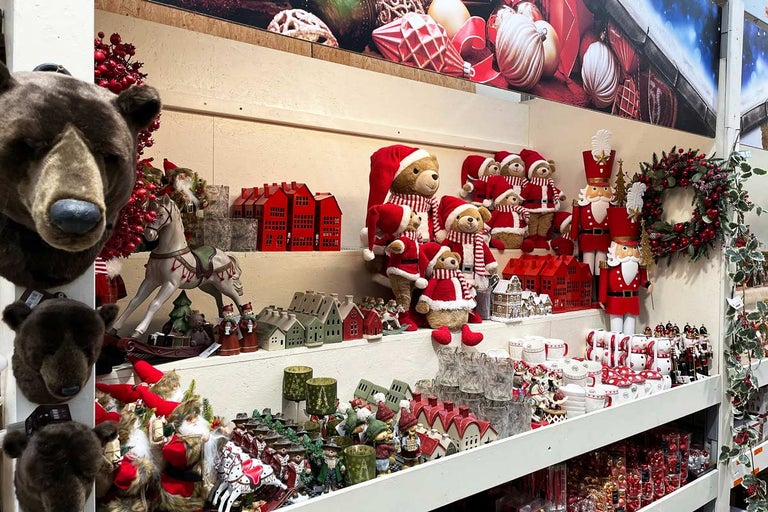 Vánoční dekorace v obchodě Hornbach, včetně plyšových medvědů, louskáčků a domů