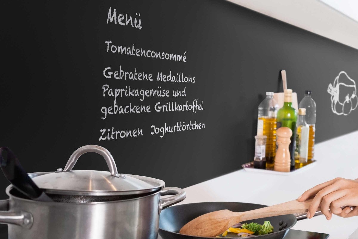 Kuchyňská scéna s tabulí menu, hrncem a pánví na vaření pro kulinářské projekty.
