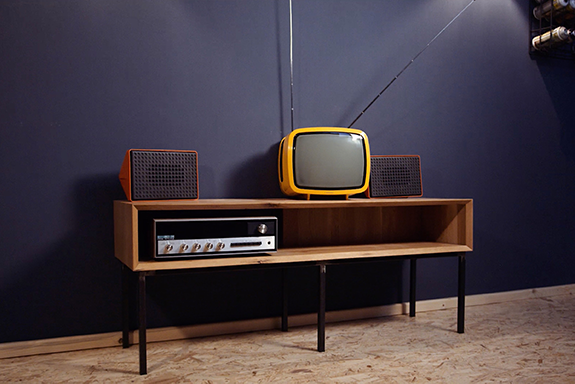 Retro televizor, reproduktory a zesilovač na dřevěném nábytku