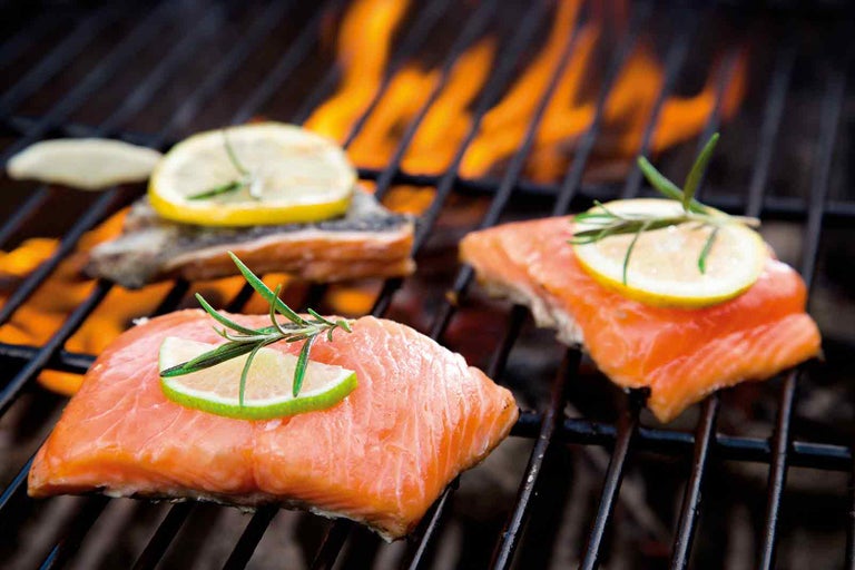 Filé z lososa s plátky citronu a rozmarýnem na grilu