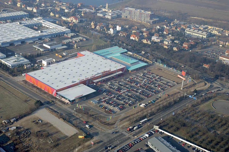 Letecký pohled na hobbymarket Hornbach s parkovištěm