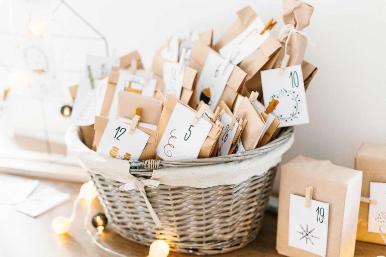 Košík plný dárků z adventního kalendáře