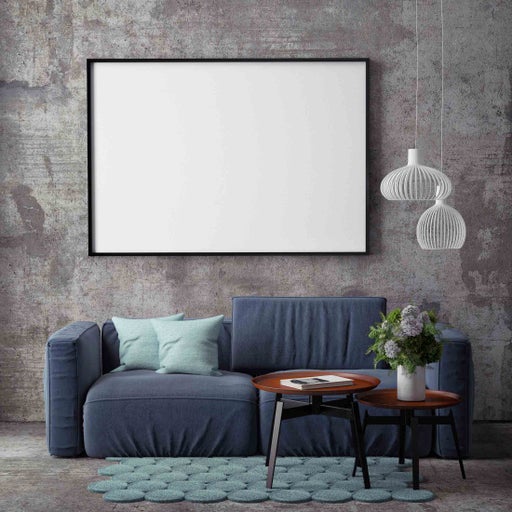 Obývací pokoj s pohovkou, konferenčním stolkem, kobercem a zarámovaným obrazem