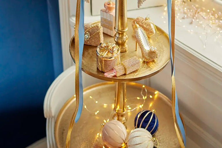 Dekorativní etažér s šperky a vánočními ozdobami pro slavnostní příležitosti.