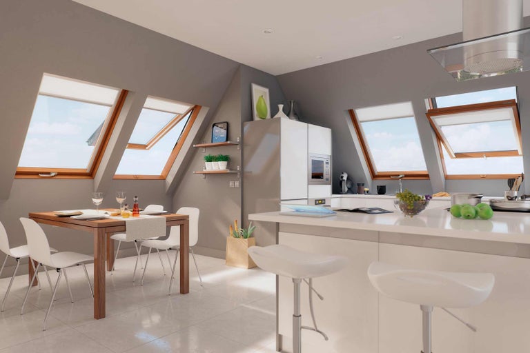Světlá podkrovní kuchyně se střešními okny, jídelním stolem a kuchyňským ostrůvkem