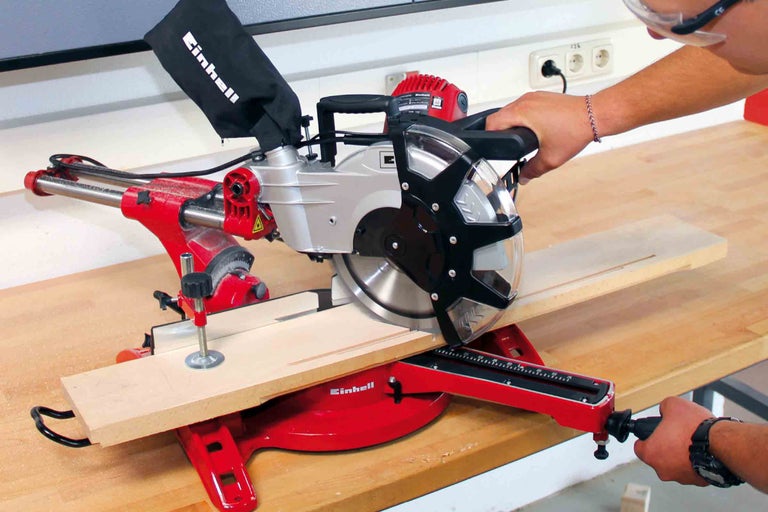 Pokosová pila Einhell řeže kus dřeva