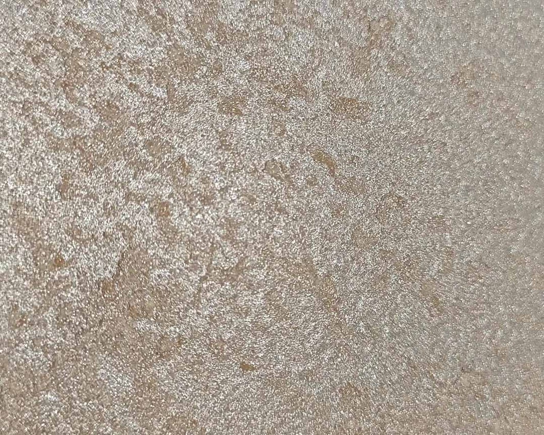 Detail texturované nástěnné malby s kovovým efektem a pískovým vzhledem