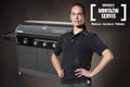 Žena v černém polo tričku před plynovým grilem Tenneker a Hornbach Montážní servis Logo.