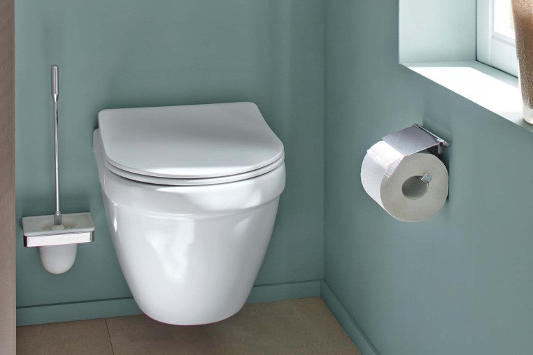 Závěsné WC s toaletní štětkou a držákem papíru v koupelně