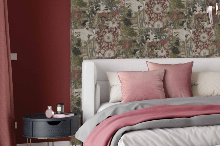 Ložnice s vzorovanou tapetou, postelí a nočním stolkem