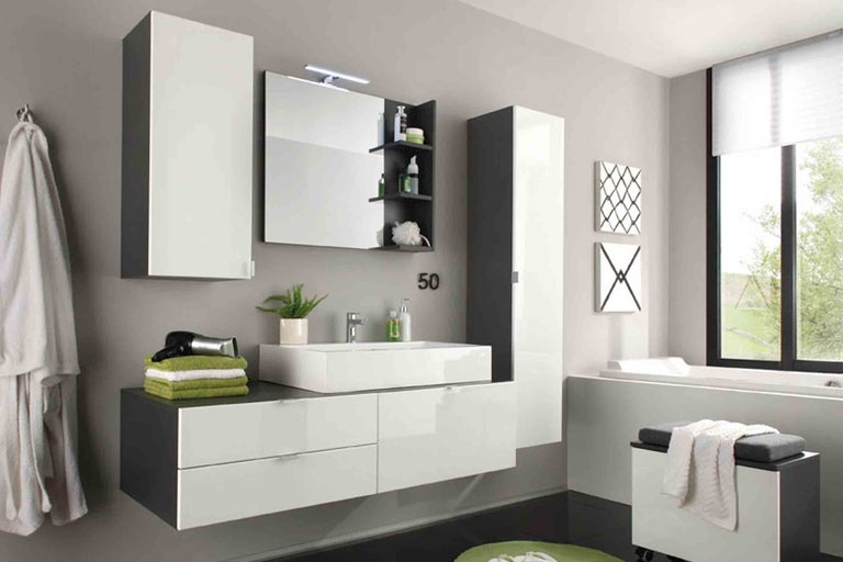 Světlá koupelna s umyvadlem, zrcadlovou skříňkou, vysokou skříňkou a vanou.