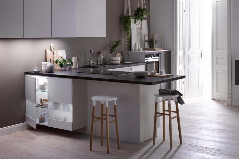 Kuchyňská scéna s varným ostrovem, barovými stoličkami, umyvadlem a dekorací