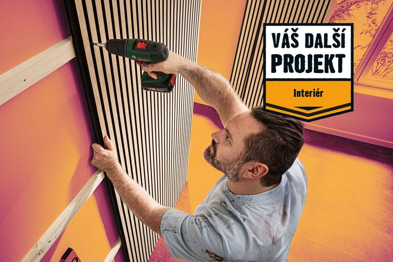 Muž připevňuje akustické panely aku šroubovákem na vnitřní stěnu