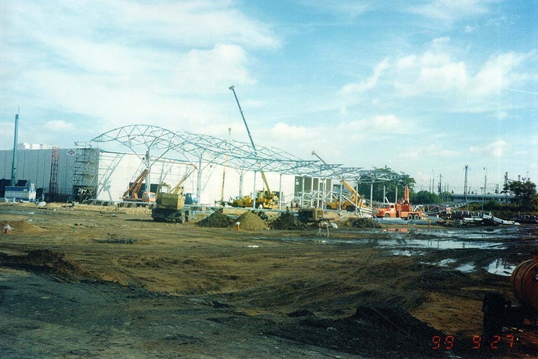 Staveniště s ocelovou konstrukcí a stavebními stroji