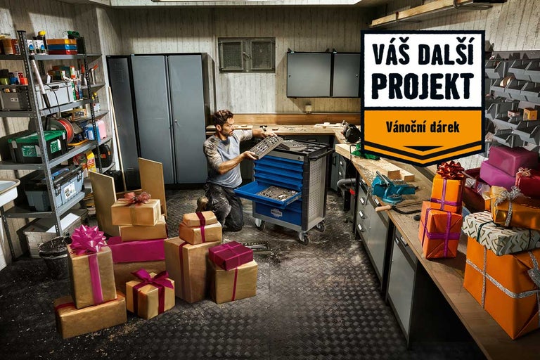 Dílna s vozíkem na nářadí, pracovní stůl a zabalené dárky