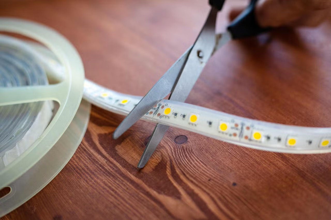 LED pásek se stříhá nůžkami na vyznačeném místě.
