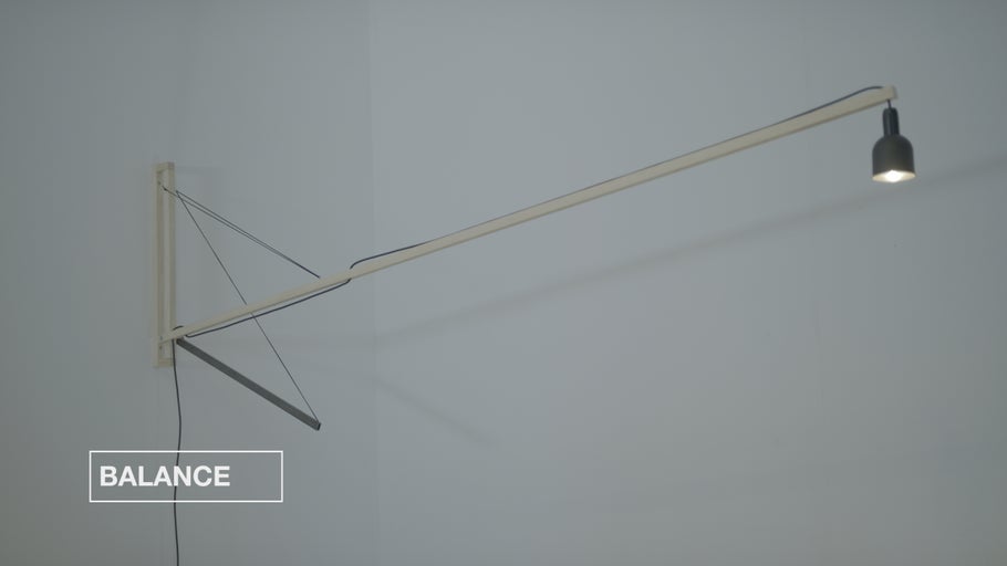 Nástěnná lampa s otočným ramenem, protizávažím a stínidlem