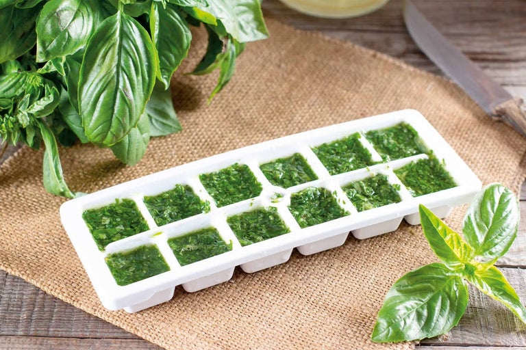 Nádoba na led s mraženou bazalkou