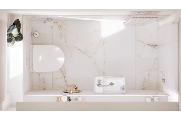 Světlá koupelna s toaletou, umyvadlem a obklady s mramorovým vzhledem