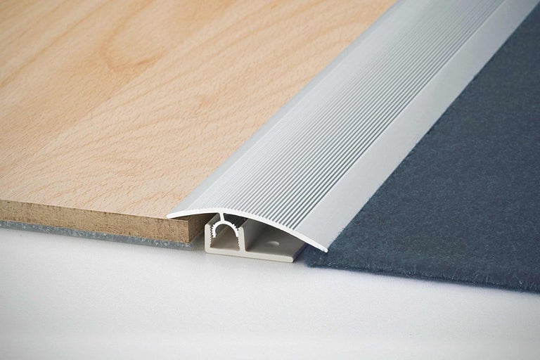 Přechodový profil mezi dřevěnou podlahou a kobercem