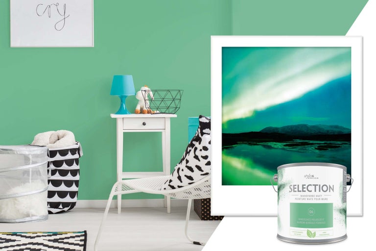 Obývací pokoj s mátově zelenou barvou na stěny, odkládací stolek a plechovka barvy StyleColor Selection Magisches Polarlicht