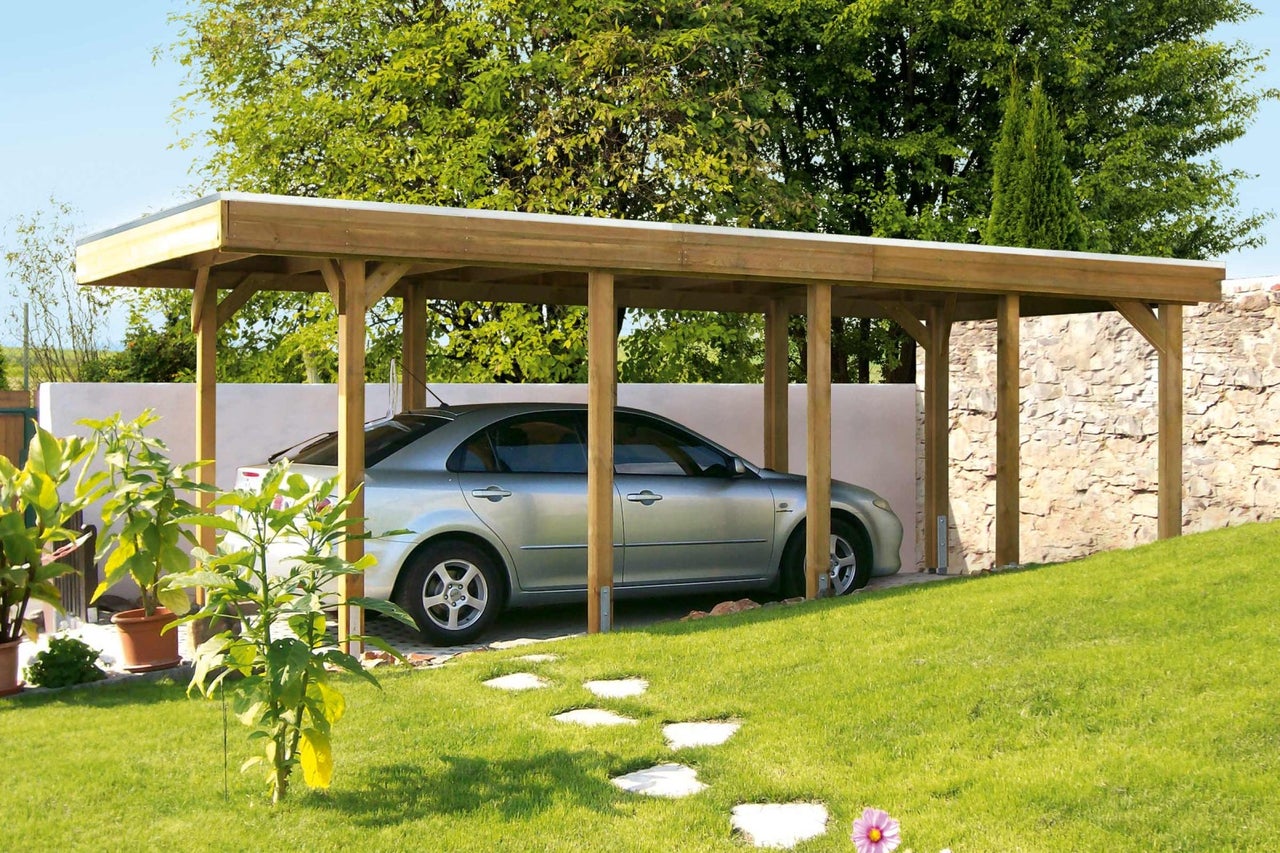 Auto pod dřevěným carportem s rovnou střechou