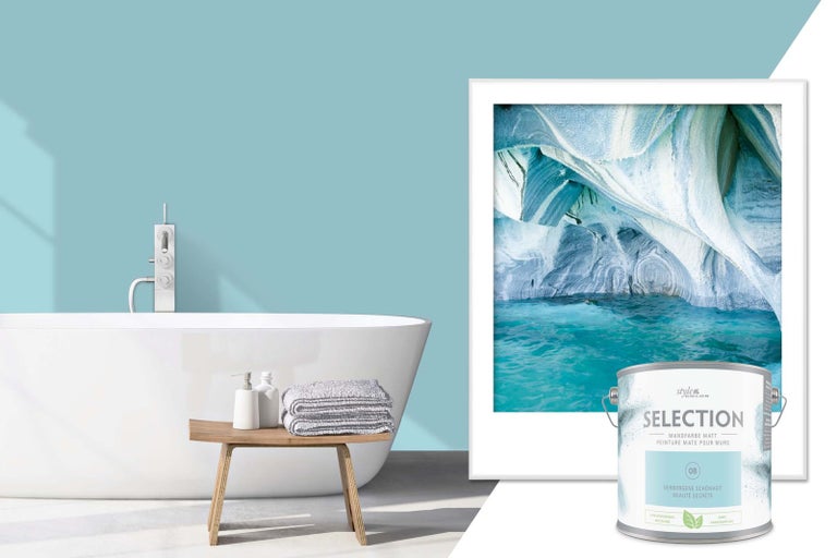 Koupelna s vanou, dřevěnou stoličkou, ručníky, obrázkem a plechovkou barvy na stěny