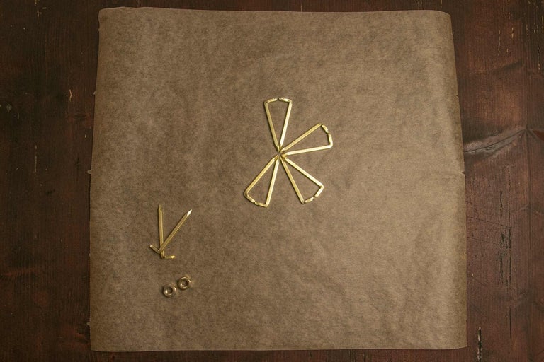 Mosazný spojovací materiál na papíře